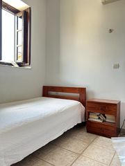 Σετ 2 Μονά Κρεβάτια από Μασίφ Πεύκο με στρωμα και κομοδίνο