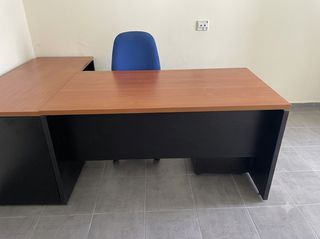 2 Επαγγελματικά Γραφεία/Διπλή Θέση Εργασίας(/τεμ.)διατίθενται έξτρα συρταριέρα στο καθένα()τεμ