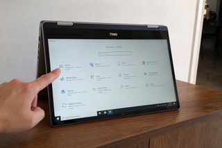 Dell Latitude 3310 2‑in‑1, ασημί, Refurbished Grade A και σε άριστη κατάσταση.