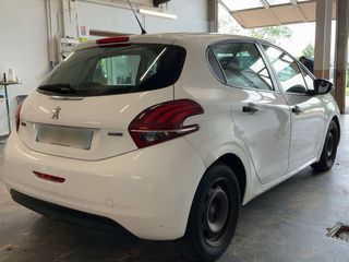 Peugeot 208 2015 Peugeot 208 1.6 Blue-HDi Affaire Pack Clim-thumb-4