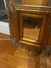 Πωλείται εξαιρετικής ποιότητας κλασικός καθρέφτης τοίχου σε στυλ Μπαρόκ (Baroque), για σαλονιού, χολ ή πάνω από κομό/κονσόλα.