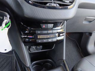 Peugeot 2008 2016 1.2 ALLURE 2017 FACELIFT PANORAMA-thumb-16