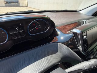 Peugeot 2008 2018 1.2 PURETECH 110 ALLURE-thumb-13