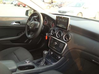 Mercedes-Benz A 180 2017-thumb-7