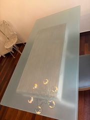 Μεγάλη γυάλινη επιφάνεια τραπεζιού