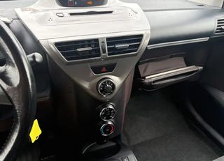Toyota iQ 2012-thumb-6