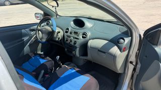 Toyota Yaris 1999-thumb-8