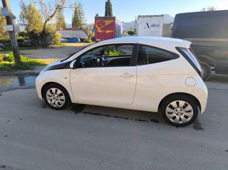 Toyota Aygo (X) 2016-thumb-11