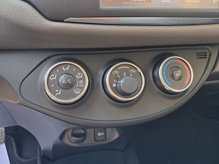 Toyota Yaris 2018 COMFORT-thumb-8