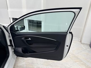 Volkswagen Polo 2016 1.4D Full LED / Panorama/ Navi / Highline-thumb-24