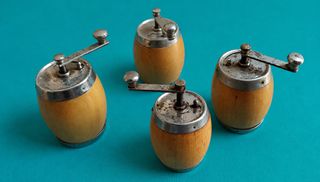 A hand mill for pepper and other dried spices by Garantie B.O.