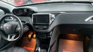 Peugeot 2008 2016 1.2 PureTech Crossway 110hp-thumb-16