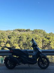 Piaggio Beverly 400 2024 HPE DEEP BLACK-thumb-15