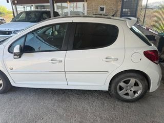 Peugeot 207 2011-thumb-1