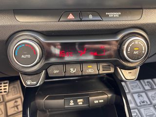 Kia Stonic 2020 1.6 CRDI DESIGN EDITION-thumb-24