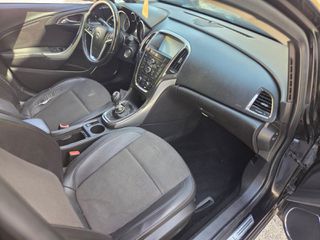 Opel Astra 2010-thumb-8