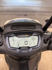 Piaggio Beverly 300 2023 300s hpe +1 χρόνο εγγύηση Γνήσια μπαγκαζιέρα + φιμέ ζελατίνα-thumb-9