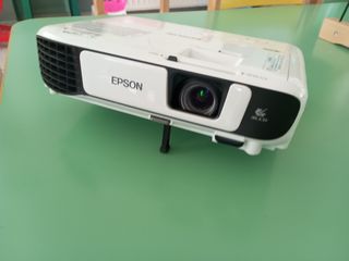 Πωλείται Projector (Προτζέκτορας) EPSON EB - W42