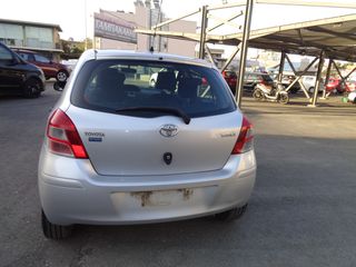 Toyota Yaris 2011-thumb-3