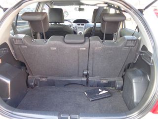 Toyota Yaris 2011-thumb-5