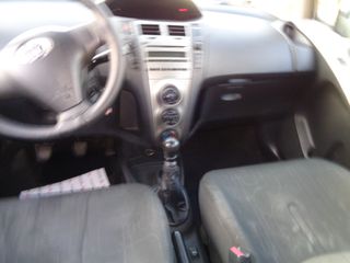 Toyota Yaris 2011-thumb-7
