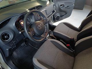 Toyota Yaris 2019 HYBRID "20 YEARS" LED!!-thumb-6
