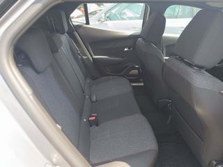Peugeot 2008 2025 STYLE 1.2 HYBRID  AYTOMATIC-thumb-15