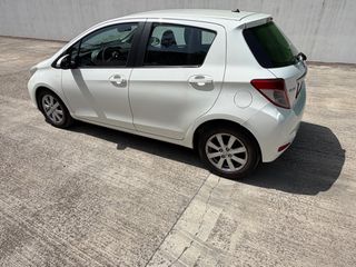 Toyota Yaris 2012-thumb-3