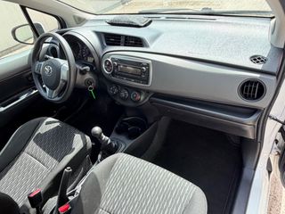 Toyota Yaris 2012-thumb-8