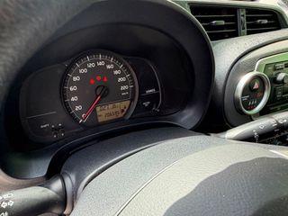Toyota Yaris 2012-thumb-11