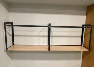 Industrial Μεταλλική Ραφιέρα Τοίχου 183cm με Ξύλινα Ράφια (Black Steel & Light Oak)