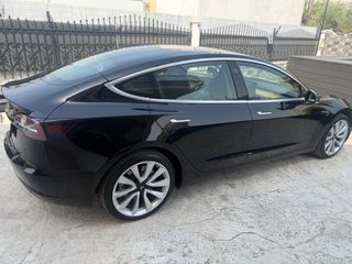 Tesla Model 3 2020-thumb-1
