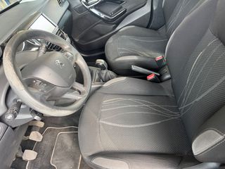 Peugeot 208 2015-thumb-4