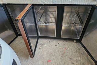Ψειγειο 3μηνων πάγκος corian3 πορτες Dobros εσωτερικό μοτέρ