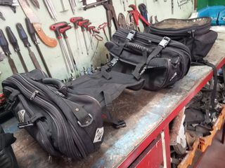 Πλήρες Σετ Σαμαριών και Tank bag Moto detail και Held με τα αδιάβροχα καλύμματα τους.