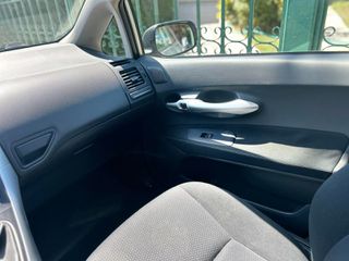 Toyota Auris 2012-thumb-7