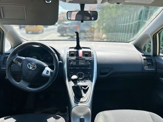 Toyota Auris 2012-thumb-3
