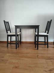 Τραπεζι (75×75) με δύο καρέκλες με μαξιλάρι