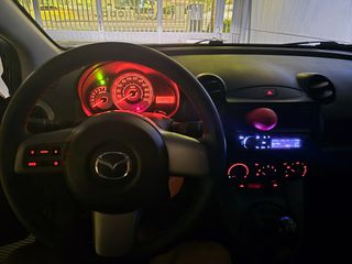 Mazda 2 2009-thumb-26