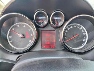 Opel Astra 2011-thumb-5