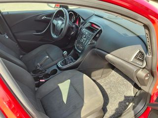 Opel Astra 2011-thumb-7