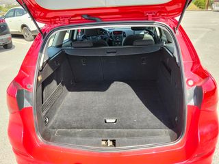 Opel Astra 2011-thumb-8