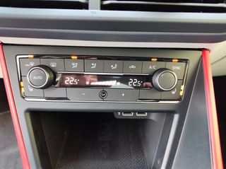 Volkswagen Polo 2018 1.0 TSi BEATS,95hp,LED,PDC,16".-thumb-32
