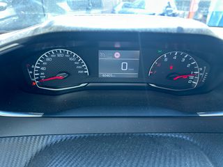 Peugeot 2008 2023 PureTech 100 S&S Active-thumb-9