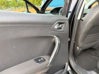 Peugeot 2008 2017 1.2 PURETECH 110 ALLURE PANORAMICParktronic/Park-Assist/Navi-thumb-84
