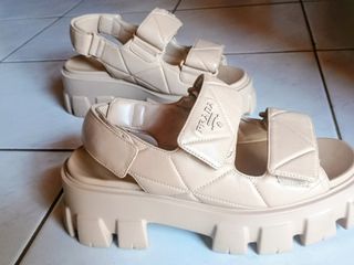 Πωλούνται αυθεντικά γυναικεία σανδάλια Prada Monolith 39 σε άριστη κατάσταση, φορεμένα δυο φορές.