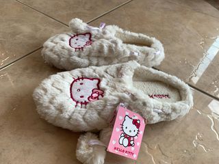 Παντόφλες με σχέδιο Hello Kitty
