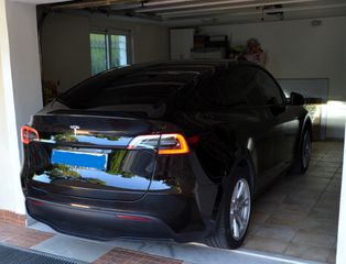 Tesla Model Y 2023 standard range RWD-thumb-6
