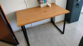 Πωλείται Σχεδόν Καινούργιο Τραπέζι με Ξύλινη Επιφάνεια και Μεταλλικά Πόδια