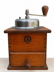 A coffee grinder by the VEB Schnittwerkzeuge und Metallwarenfabrik Klingenthal (Klingenthal, Saxony, East Germany) from the 1950s-1960s.